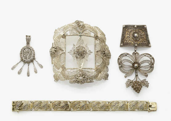 Schließe für Träubleskette, Hutschnalle, Medaillon und Armband, Süddeutsch, 1. Hälfte 19. Jahrhundert und 1. Hälfte 20. Jahrhundert - Foto 1