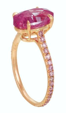 A SUPERB COLORED DIAMOND RING - photo 2