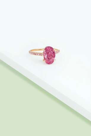 A SUPERB COLORED DIAMOND RING - photo 4