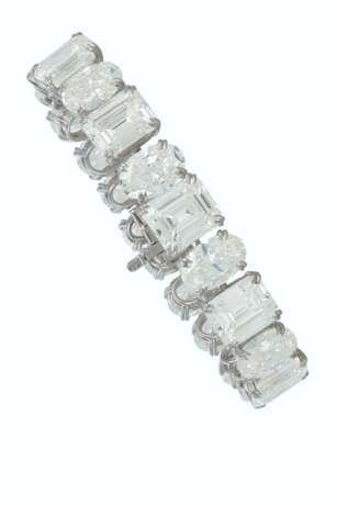 AN IMPRESSIVE DIAMOND BRACELET - фото 3