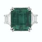 EMERALD AND DIAMOND RING - photo 1