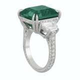 EMERALD AND DIAMOND RING - photo 2