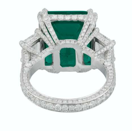 EMERALD AND DIAMOND RING - photo 3