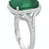 A FINE TIFFANY & CO. EMERALD AND DIAMOND RING - фото 2