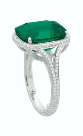 A FINE TIFFANY & CO. EMERALD AND DIAMOND RING - фото 2