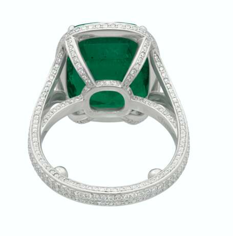 A FINE TIFFANY & CO. EMERALD AND DIAMOND RING - фото 3