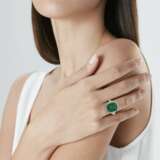 A FINE TIFFANY & CO. EMERALD AND DIAMOND RING - фото 4