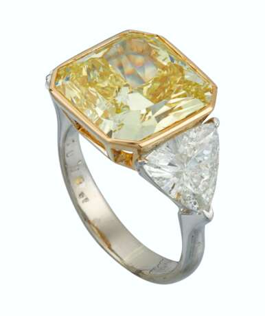 COLORED DIAMOND AND DIAMOND RING - фото 2