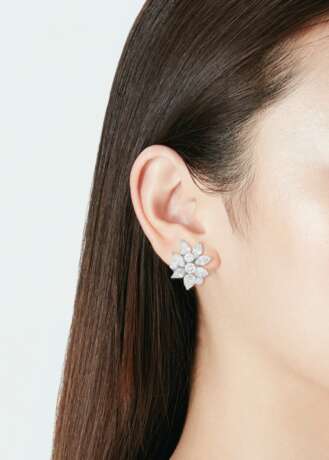 VAN CLEEF & ARPELS DIAMOND CLUSTER EARRINGS - фото 3