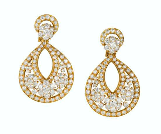 VAN CLEEF & ARPELS DIAMOND `SNOWFLAKE` EARRINGS - Foto 1