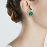 VAN CLEEF & ARPELS EMERALD AND DIAMOND EARRINGS - Foto 3