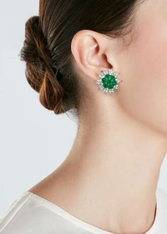 VAN CLEEF & ARPELS EMERALD AND DIAMOND EARRINGS - photo 3