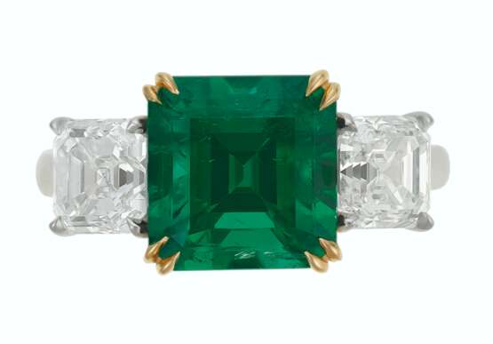 EMERALD AND DIAMOND RING - photo 1