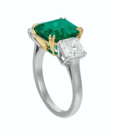 EMERALD AND DIAMOND RING - photo 2