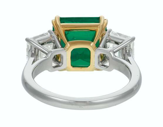 EMERALD AND DIAMOND RING - photo 3