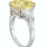 COLORED DIAMOND AND DIAMOND RING - фото 2