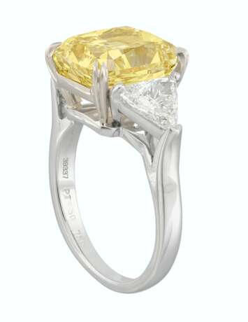 COLORED DIAMOND AND DIAMOND RING - фото 2