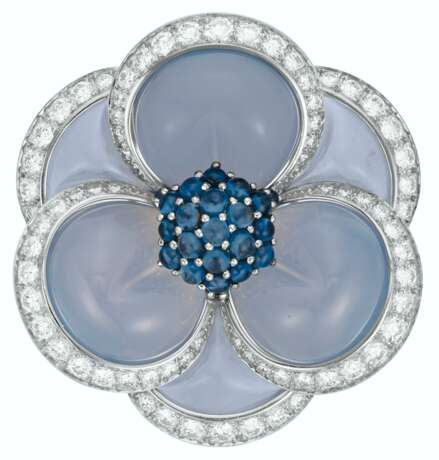 VAN CLEEF & ARPELS PAIR OF CHALCEDONY, SAPPHIRE AND DIAMOND `BLUE GARDENIA` CLIP-BROOCHES - фото 2