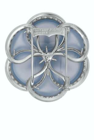 VAN CLEEF & ARPELS PAIR OF CHALCEDONY, SAPPHIRE AND DIAMOND `BLUE GARDENIA` CLIP-BROOCHES - photo 4