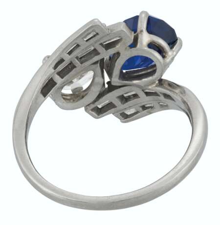 TWIN-STONE SAPPHIRE AND DIAMOND RING - photo 3