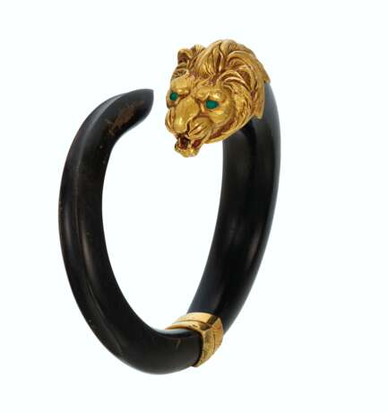 VAN CLEEF & ARPELS GOLD, EMERALD AND HORN LION BANGLE BRACELET - photo 1