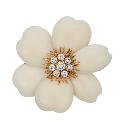 VAN CLEEF & ARPELS WHITE CORAL AND DIAMOND `ROSE DE NO&#203;L` BROOCH - Foto 1