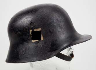 Polizei: Stahlhelm M17 Doppel-Emblem.