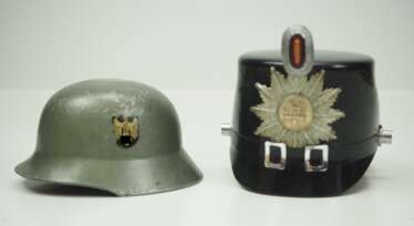 Wehrmacht: Ferntrauungsstahlhelm und Hamburger Polizeitschako.