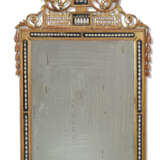 A SOUTH ITALIAN GILTWOOD AND VERRE EGLOMISE MIRROR - Foto 1