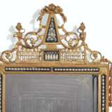 A SOUTH ITALIAN GILTWOOD AND VERRE EGLOMISE MIRROR - Foto 2