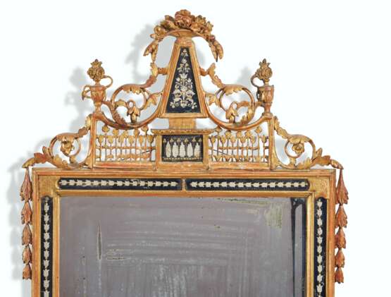 A SOUTH ITALIAN GILTWOOD AND VERRE EGLOMISE MIRROR - фото 2