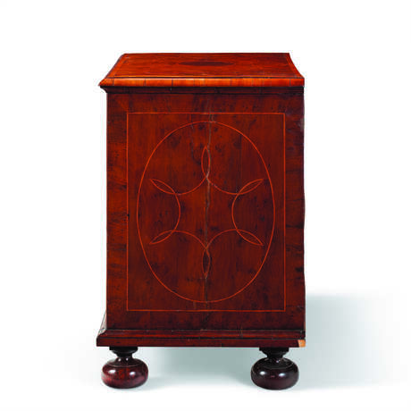A WILLIAM AND MARY YEW, BURR YEW AND FRUITWOOD CHEST-OF-DRAWERS - Foto 2