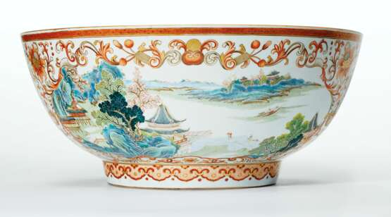 A VERY UNUSUAL CHINESE EXPORT FAMILLE ROSE, IRON-RED AND GILT PORCELAIN PUNCHBOWL - фото 1