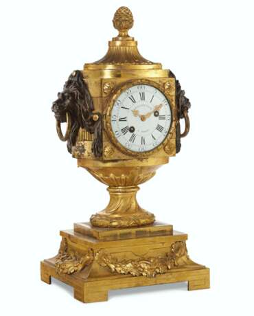 A LATE LOUIS XV ORMOLU AND PATINATED BRONZE MANTEL CLOCK - Foto 2