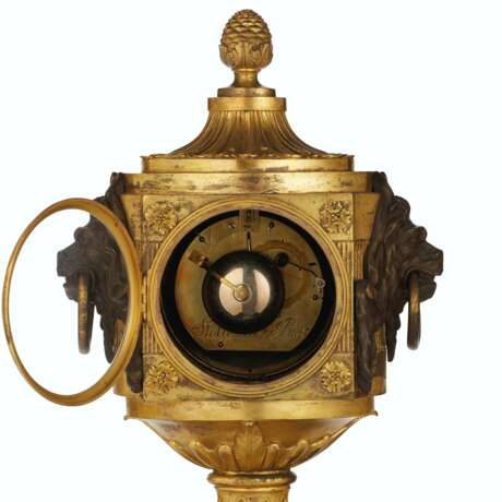 A LATE LOUIS XV ORMOLU AND PATINATED BRONZE MANTEL CLOCK - Foto 6