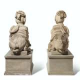 A PAIR OF STONE COMPOSITION FIGURES OF SPHINXES - Foto 5