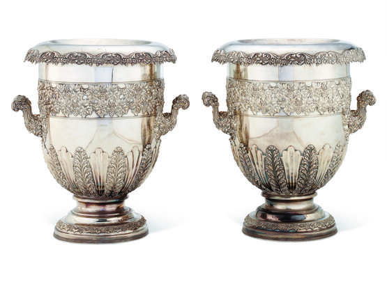 A PAIR OF GEORGE IV SHEFFIELD-PLATED MONUMENTAL TWO-HANDLED JARDINIERE VASES - Foto 2