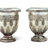 A PAIR OF GEORGE IV SHEFFIELD-PLATED MONUMENTAL TWO-HANDLED JARDINIERE VASES - Foto 4