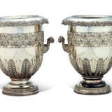 A PAIR OF GEORGE IV SHEFFIELD-PLATED MONUMENTAL TWO-HANDLED JARDINIERE VASES - Foto 6