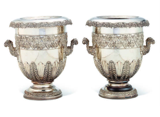 A PAIR OF GEORGE IV SHEFFIELD-PLATED MONUMENTAL TWO-HANDLED JARDINIERE VASES - Foto 6