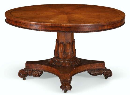 A WILLIAM IV OAK AND TULIPWOOD-BANDED BREAKFAST TABLE - Foto 2