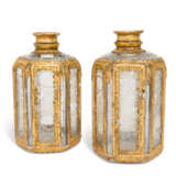 A PAIR OF NORTH EUROPEAN GILT-GESSO AND LEAD-MOUNTED ETCHED GLASS CANISTERS - Foto 1