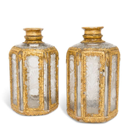 A PAIR OF NORTH EUROPEAN GILT-GESSO AND LEAD-MOUNTED ETCHED GLASS CANISTERS - фото 1