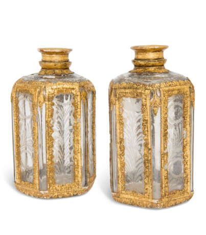 A PAIR OF NORTH EUROPEAN GILT-GESSO AND LEAD-MOUNTED ETCHED GLASS CANISTERS - Foto 2
