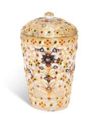 A MUGHAL-STYLE GEM-SET ROCK CRYSTAL CUP AND COVER