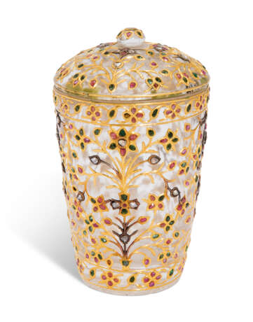 A MUGHAL-STYLE GEM-SET ROCK CRYSTAL CUP AND COVER - фото 2