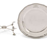 Archambo, Peter. A GEORGE II SILVER SECOND-COURSE DISH AND A GEORGE III SILVER DISH CROSS - Foto 1