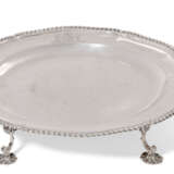 Archambo, Peter. A GEORGE II SILVER SECOND-COURSE DISH AND A GEORGE III SILVER DISH CROSS - Foto 2