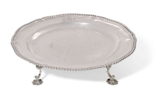 Archambo, Peter. A GEORGE II SILVER SECOND-COURSE DISH AND A GEORGE III SILVER DISH CROSS - Foto 2