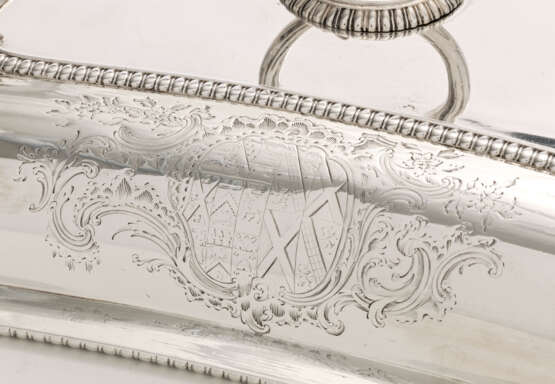 Smith, Benjamin. A PAIR OF GEORGE III SILVER ENTREE-DISHES AND COVERS - photo 4